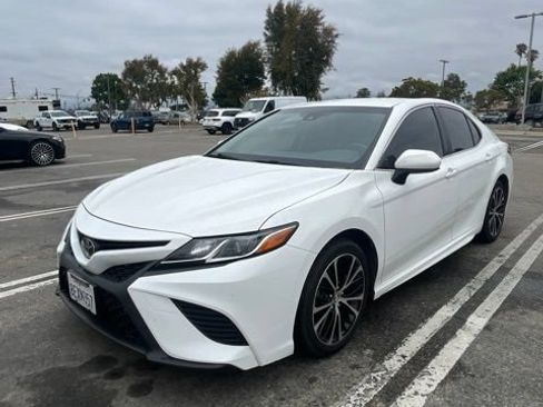 Used 2018 Toyota Camry SE FWD image 1