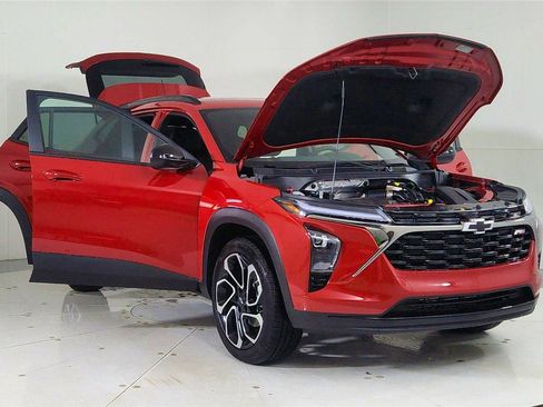 New 2026 Chevrolet Trax RS w/ Sunroof Package image 9