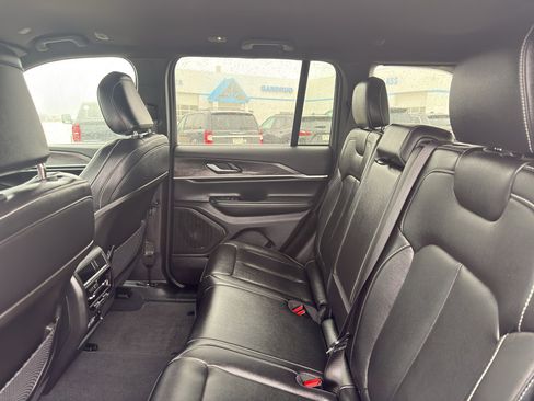 Used 2024 Jeep Grand Cherokee Limited image 33