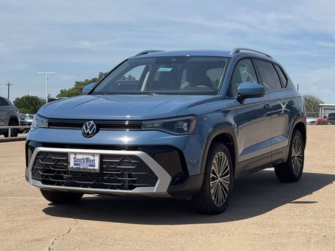 New 2025 Volkswagen Taos SE FWD image 9