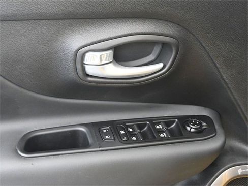 Used 2023 Jeep Renegade Latitude image 10