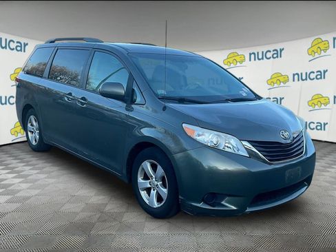 Used 2011 Toyota Sienna LE w/ Towing Pkg image 1