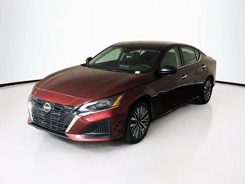 Used 2024 Nissan Altima 2.5 SV image 3