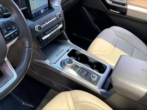 Used 2020 Ford Explorer Platinum w/ Premium Technology Package AWD/4WD image 16
