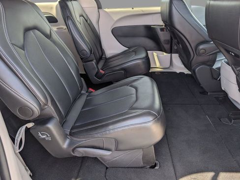 Used 2024 Chrysler Pacifica Touring-L FWD image 34