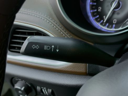 Used 2017 Chrysler Pacifica Limited FWD image 59