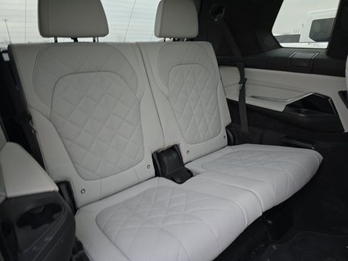 Used 2025 BMW X7 xDrive40i w/ Climate Comfort Package image 16