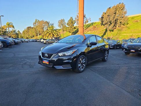 Used 2021 Nissan Versa SV image 3