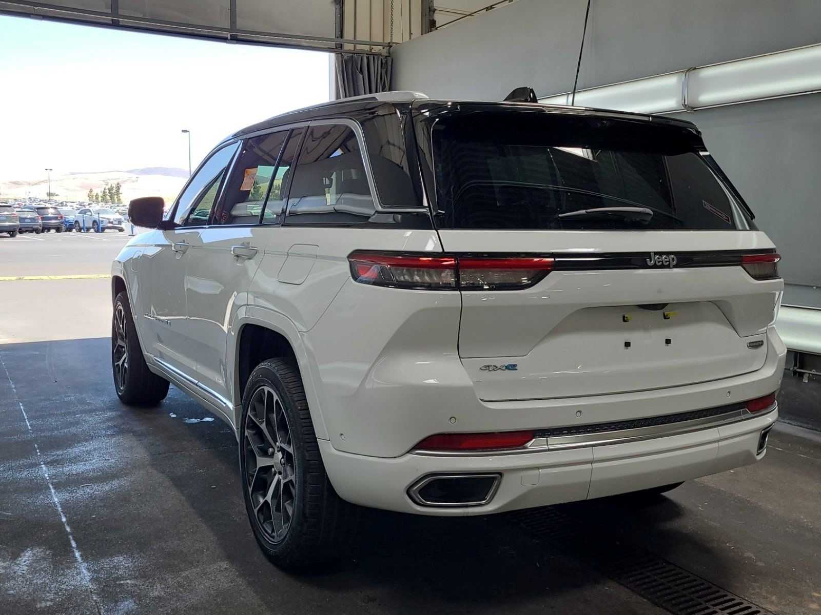 Used 2023 Jeep Grand Cherokee Summit AWD/4WD image 4