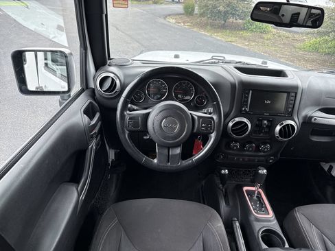 Used 2015 Jeep Wrangler Unlimited Sahara AWD/4WD image 16