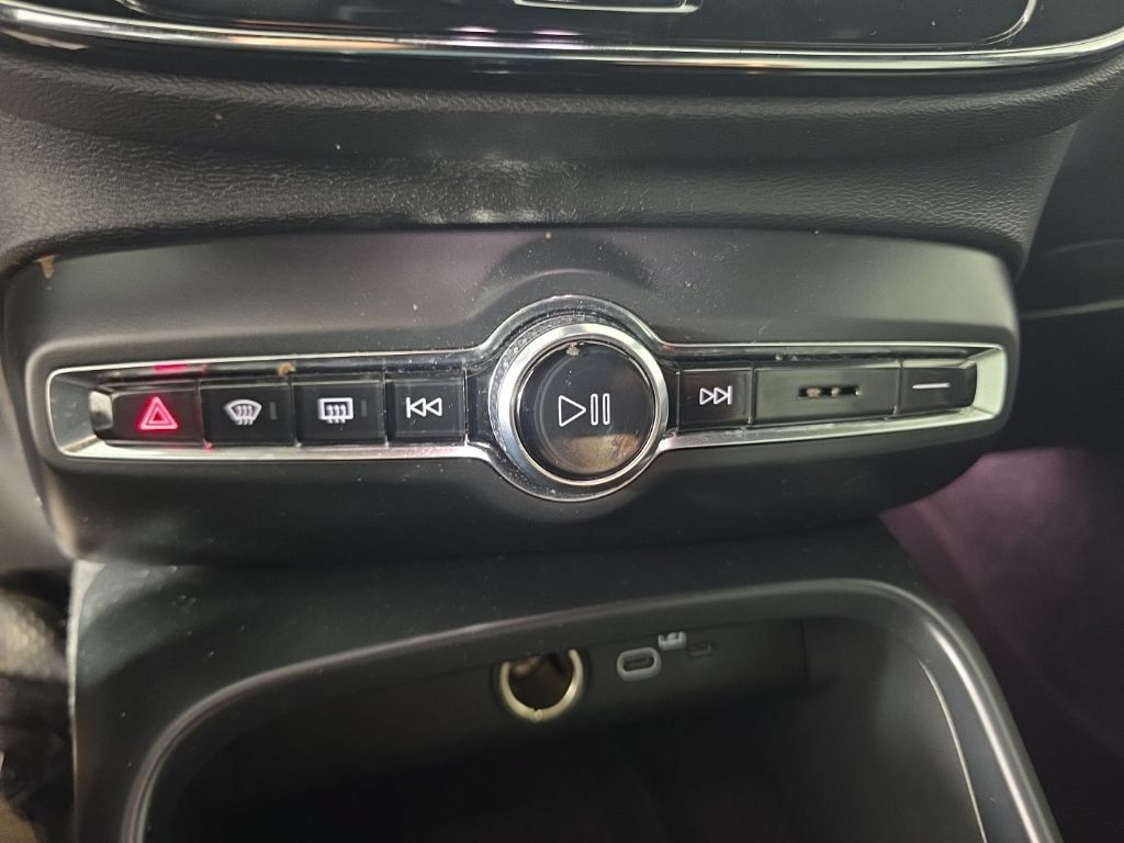 Used 2024 Volvo XC40 B5 Core AWD/4WD image 19
