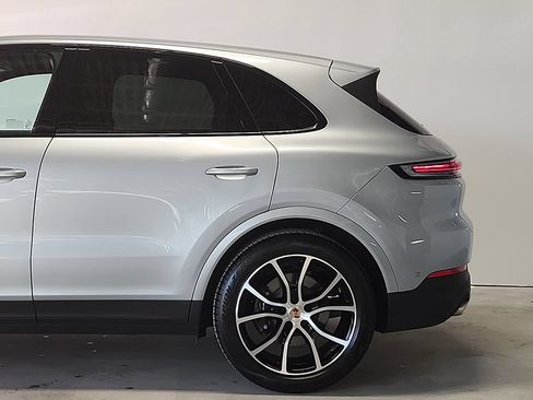 Certified 2025 Porsche Cayenne AWD/4WD image 7