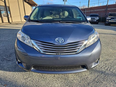 Used 2017 Toyota Sienna XLE Premium image 2