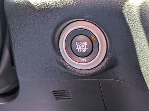 Used 2025 Chrysler Pacifica Select image 23