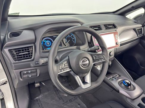 Used 2025 Nissan Leaf S image 12