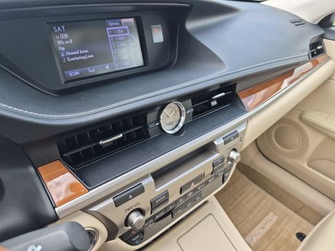 Used 2013 Lexus ES 300h w/ Premium Pkg FWD image 29