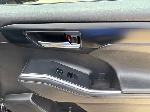 Used 2022 Toyota Highlander XLE FWD image 44