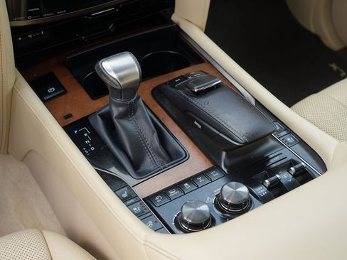 Used 2016 Lexus LX 570 4WD w/ Luxury Package image 26
