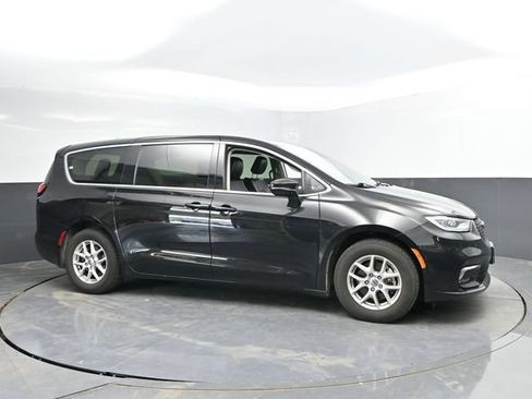 Used 2024 Chrysler Pacifica Touring-L FWD image 5