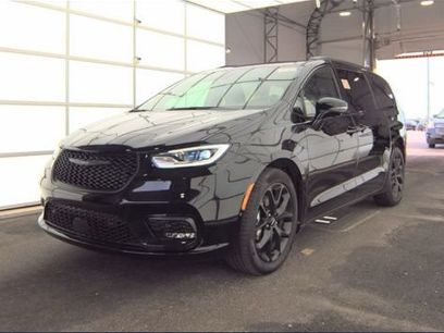 Used 2024 Chrysler Pacifica Limited w/ S Appearance Package