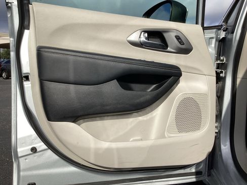 Used 2023 Chrysler Pacifica Touring-L image 32