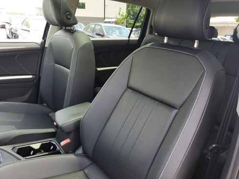 Used 2024 Volkswagen Tiguan SE w/ Panoramic Sunroof Package FWD image 23