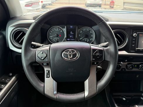 Used 2017 Toyota Tacoma SR5 AWD/4WD image 18
