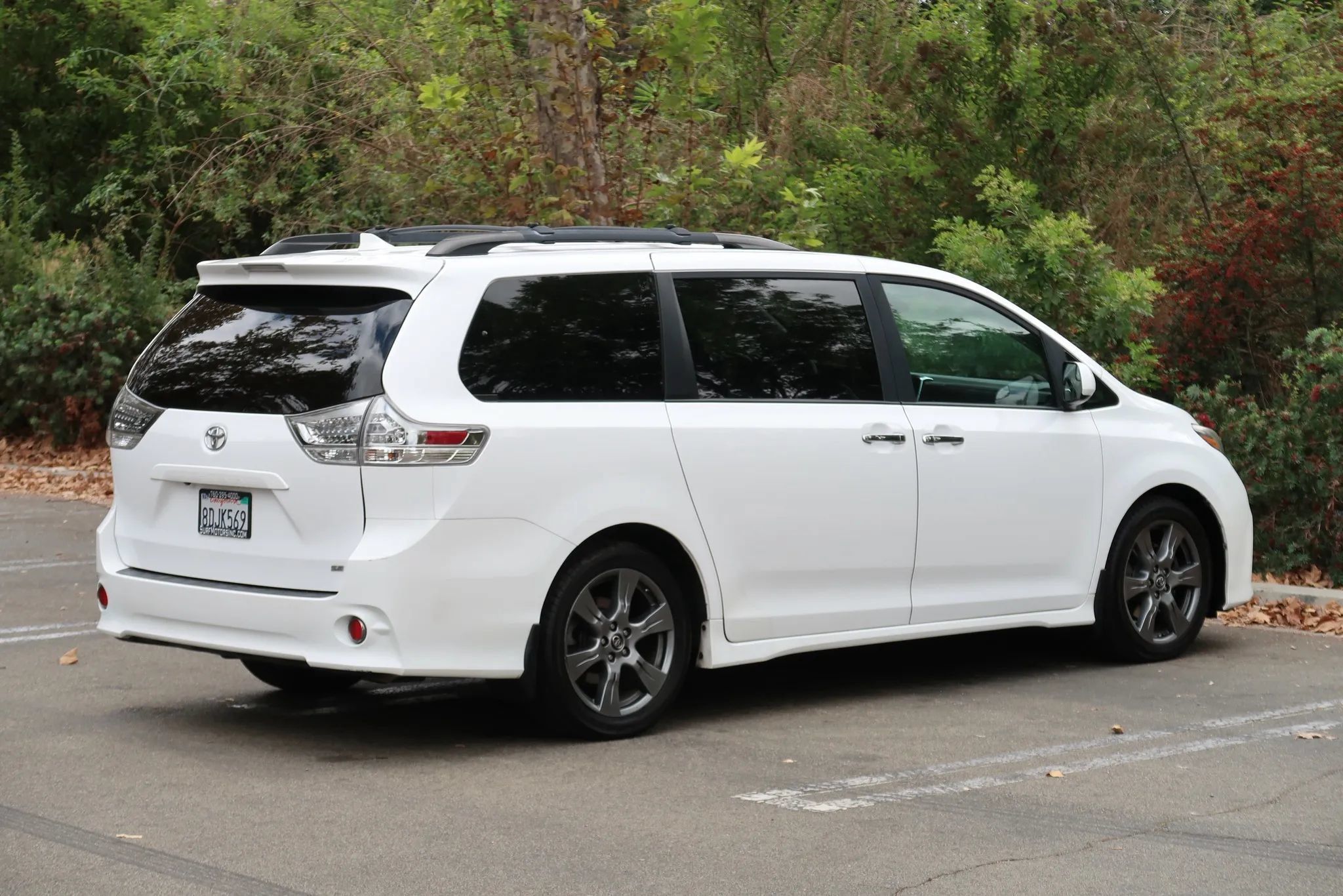Used 2018 Toyota Sienna SE w/ Carpet Mat Package FWD image 8