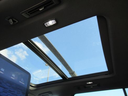 Used 2025 Chevrolet Suburban Premier image 20