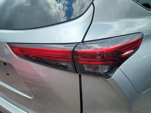 Used 2021 Toyota Highlander XLE FWD image 7