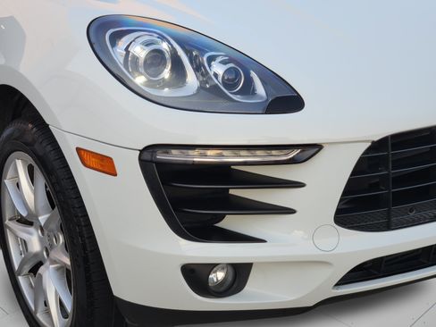 Used 2018 Porsche Macan AWD/4WD image 32