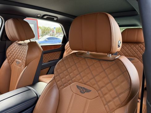 Used 2021 Bentley Bentayga V8 image 18