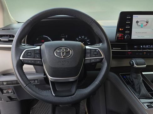Used 2022 Toyota Sienna XLE image 22