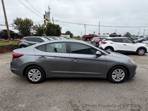 Used 2019 Hyundai Elantra SE w/ Cargo Package FWD image 4