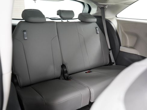 Used 2022 Toyota Sienna XLE AWD/4WD image 13