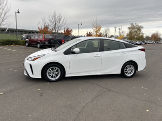 Used 2022 Toyota Prius L Eco video 2