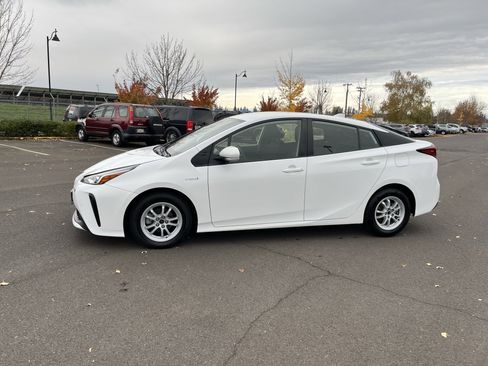 Used 2022 Toyota Prius L Eco image 2