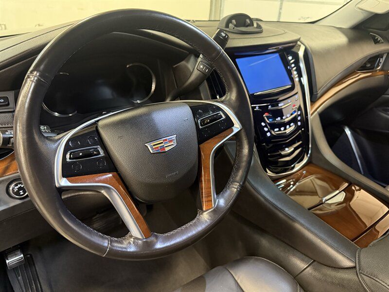 Used 2018 Cadillac Escalade Luxury AWD/4WD image 18