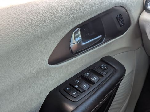 Used 2023 Chrysler Pacifica Touring-L FWD image 27