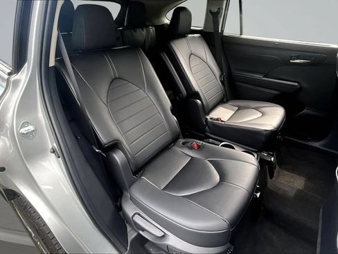 Used 2024 Toyota Highlander XLE AWD/4WD image 28