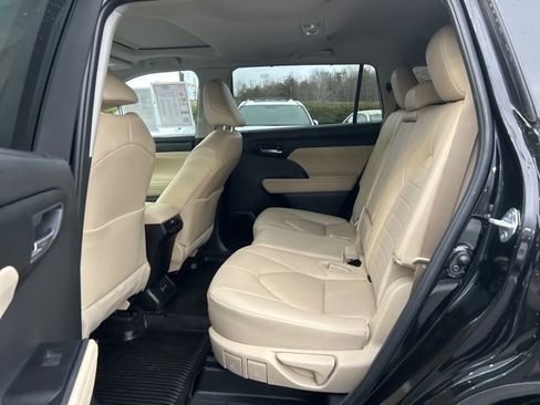 Used 2024 Toyota Highlander XLE image 14