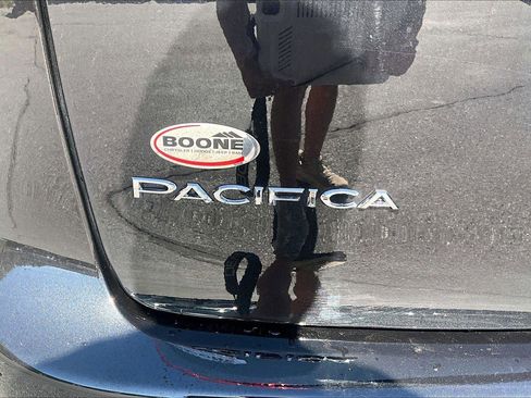 Used 2023 Chrysler Pacifica Touring-L w/ Uconnect Theater Family Group FWD image 9