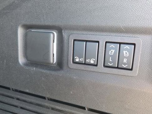 Used 2024 GMC Yukon SLT w/ SLT Premium Package image 22