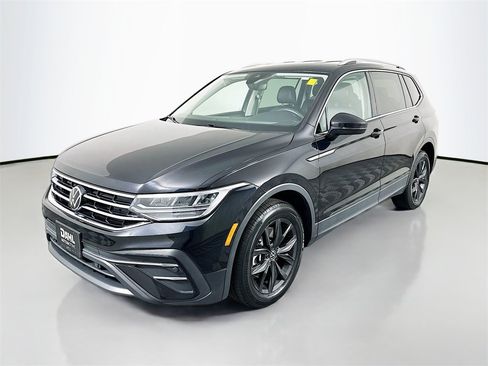 Used 2024 Volkswagen Tiguan SE image 3