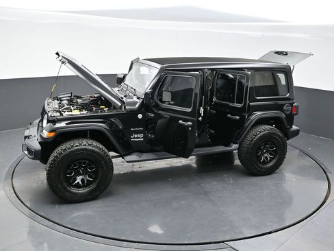 Used 2018 Jeep Wrangler Unlimited Sahara image 39