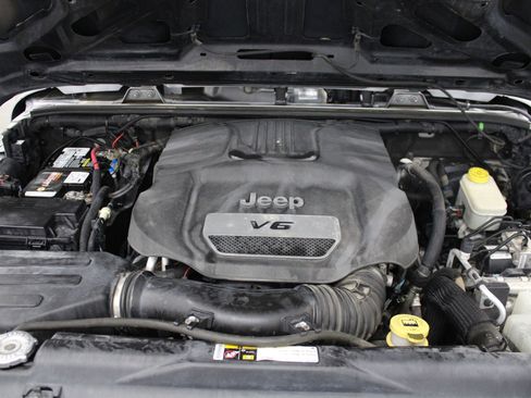 Used 2014 Jeep Wrangler Unlimited Rubicon w/ Connectivity Group image 8