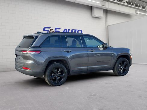 Used 2023 Jeep Grand Cherokee Altitude image 8