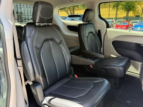 Used 2023 Chrysler Pacifica Touring-L FWD image 16