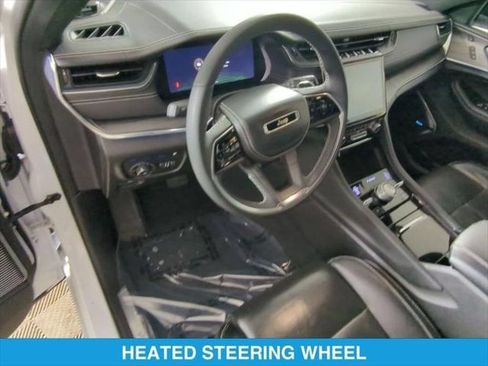 Used 2022 Jeep Grand Cherokee Overland w/ Luxury Tech Group IV AWD/4WD image 17