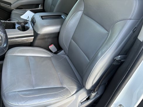 Used 2019 Chevrolet Suburban LT RWD image 2